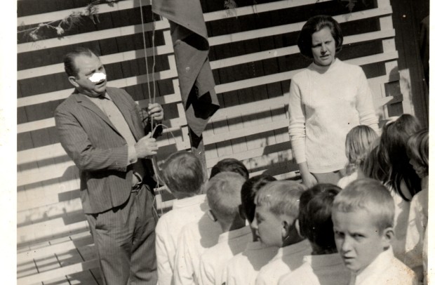 Inauguração da Escola Padre José Scholl em Alto Padre Eterno, 1970. Prefeito de Dois Irmãos, Leo Klauck, hasteando a bandeira ao lado da prof Maria Dapper